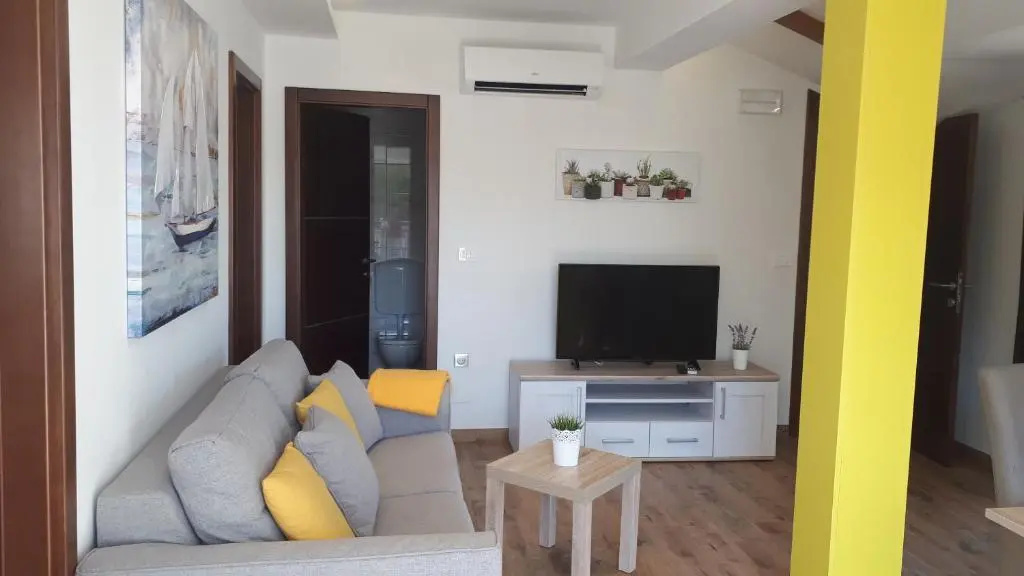 Apartments Šišević - Comfort Apartments with Balconies and Sea View