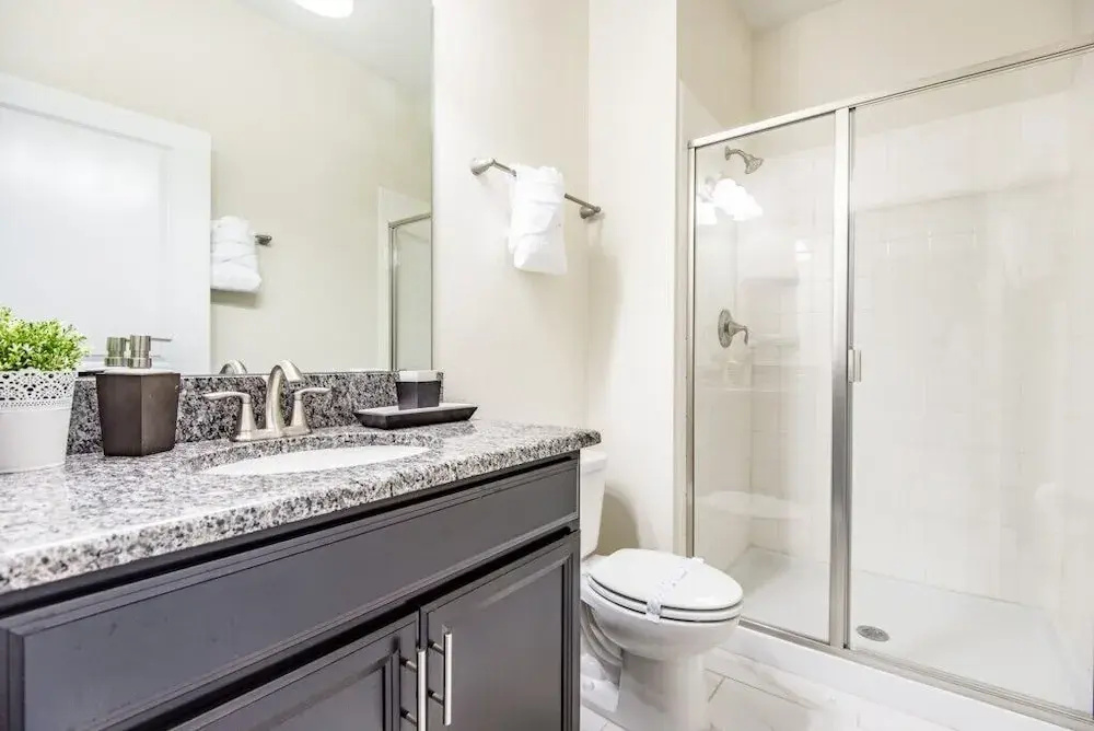4 Bedroom 3 Bathroom Townhome w Pool