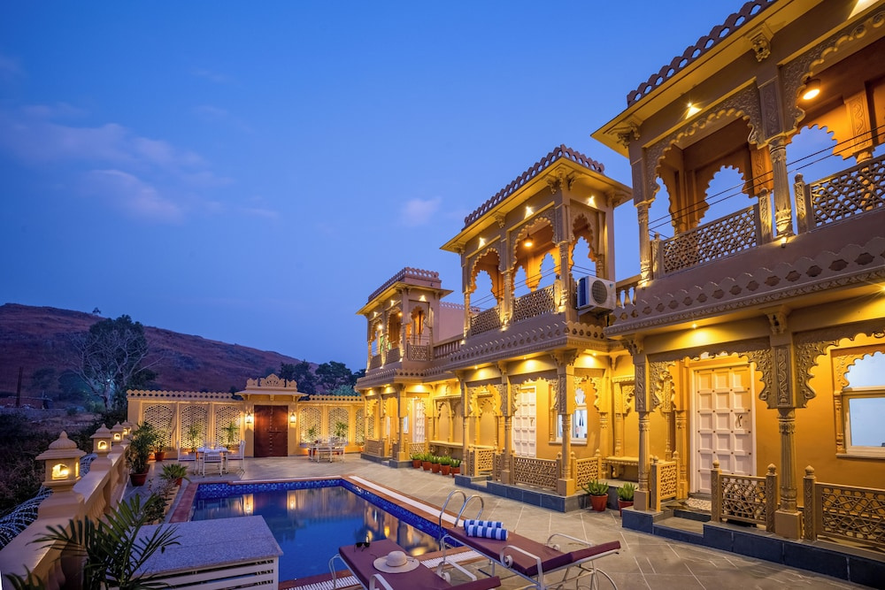 ELIVAAS Amber Royale 3 BHK with Pvt Pool
