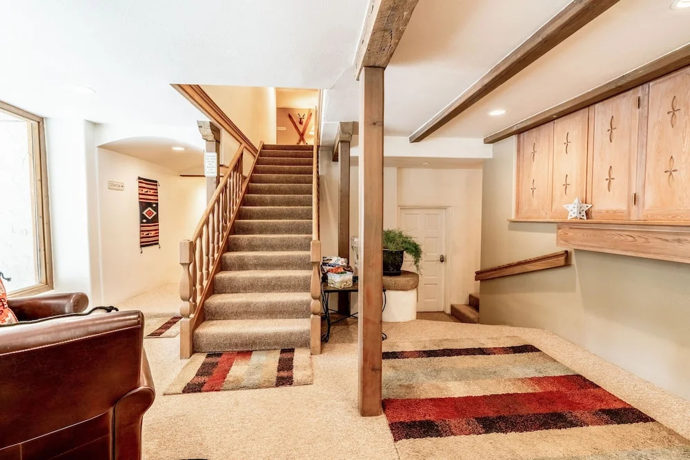 Stylish Powderhorn 1BR- Stroll to Ski Lift condo