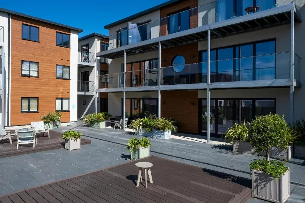 Byron Eleven Apartments