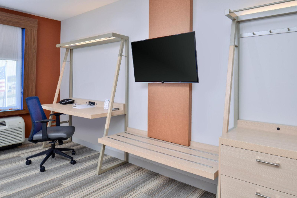 Holiday Inn Express & Suites Brighton South - US 23 by IHG