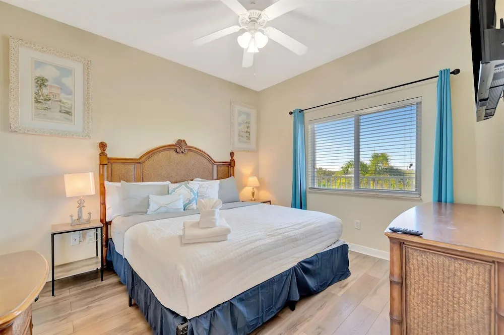 Waterview Balcony HOT TUB Heated Pool Rum Bar