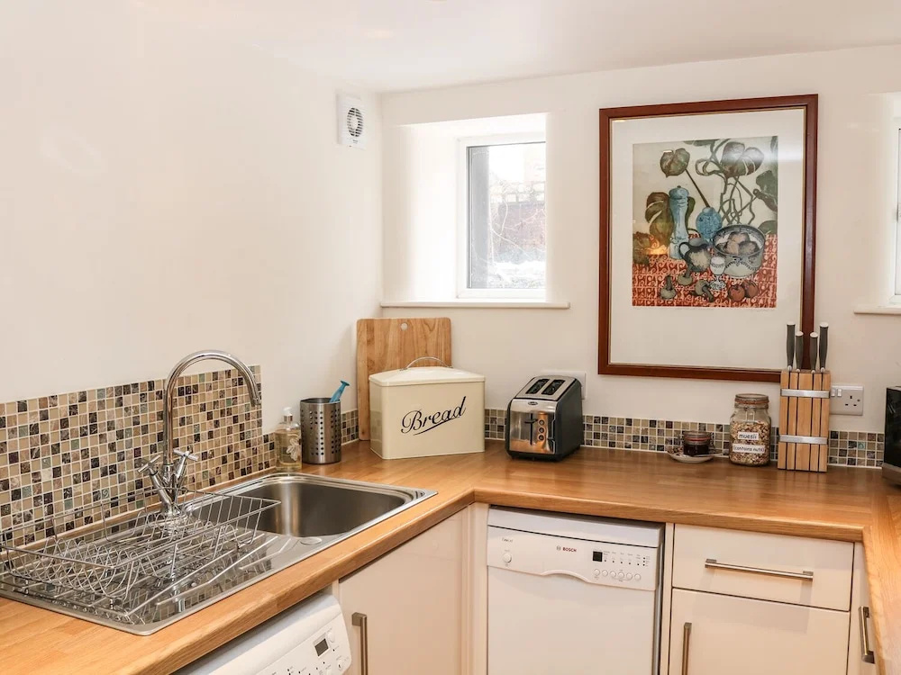 32A, Buxton