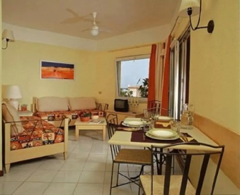 Walk to Beach in 6 mins from Cottage Apartment with Lovely Sea Views and Terrace