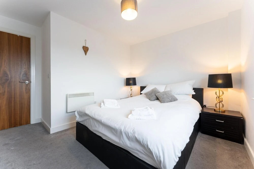 Contemporary 1 Bedroom Apartment - Amazing Location With Free Parking on Site