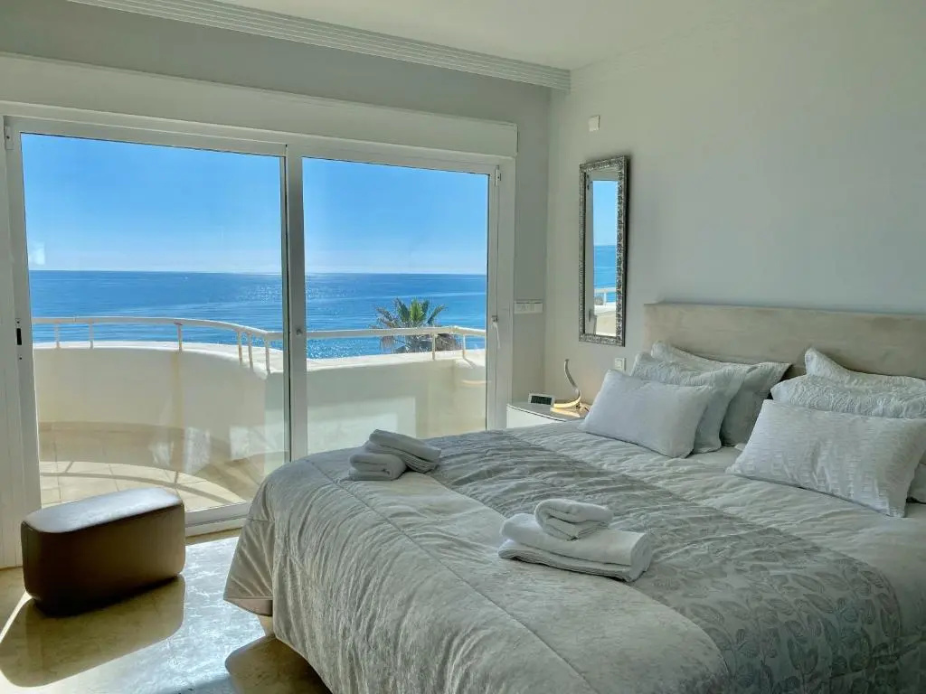 E18 Primera línea playa - Espectacular dúplex, vistas únicas- Estepona