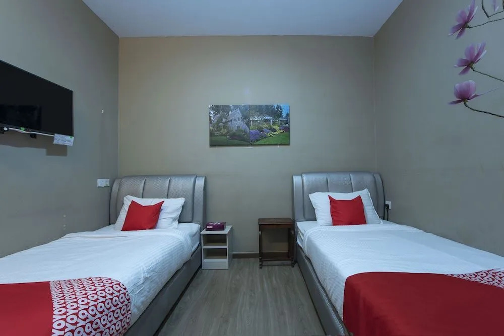 OYO 90231 Hotel By The Park Plt