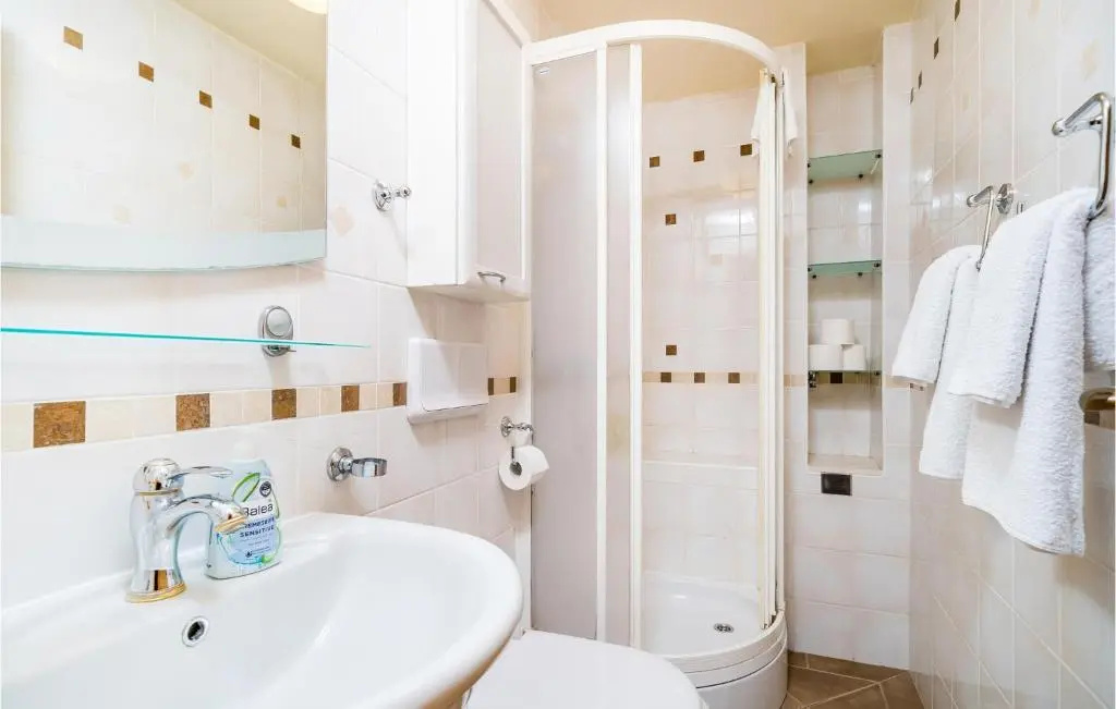 Gorgeous Home In Dubrovnik With Kitchen