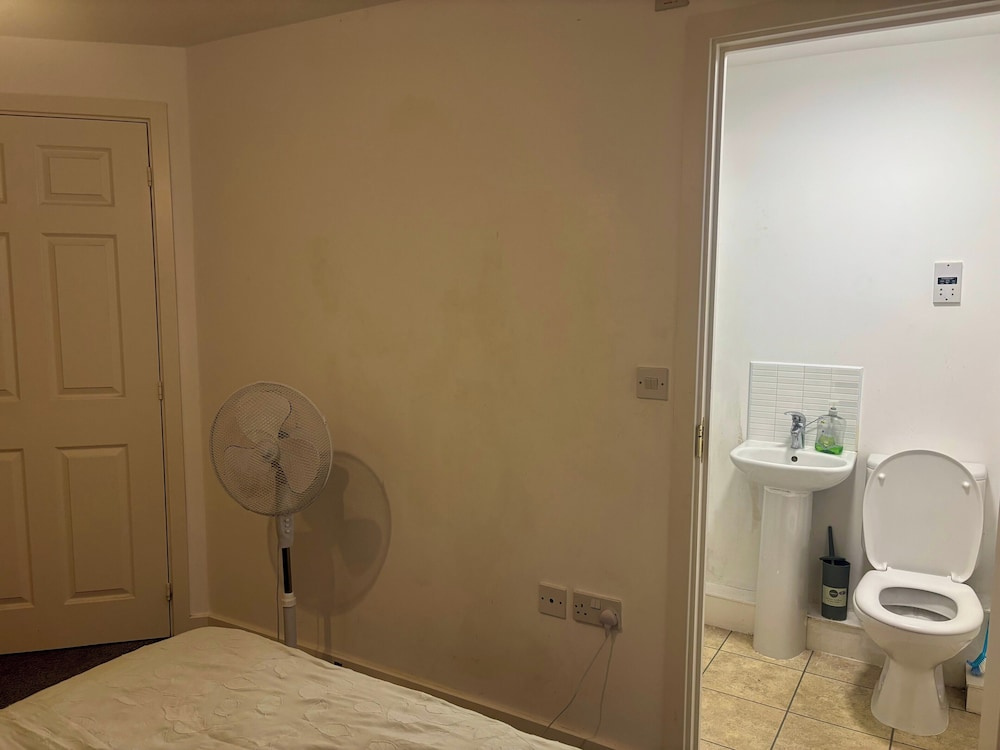 2 Bed Apartment-sleeps 4-free Parking