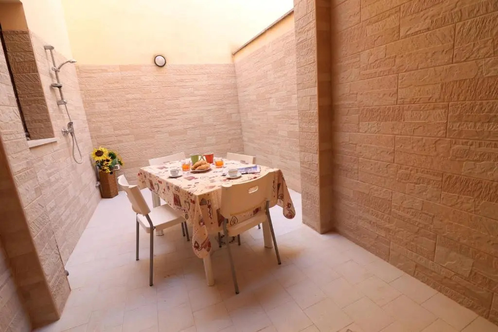 Central Apartment With Wi-fi, Air Conditioning And Courtyard Pets Allowed