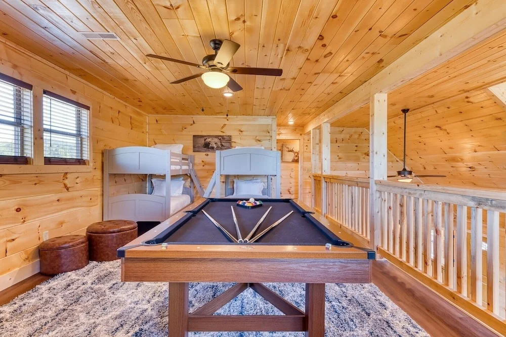 Brand-new Luxury W/ Hot Tub & Firepit 3 Bedroom Cabin