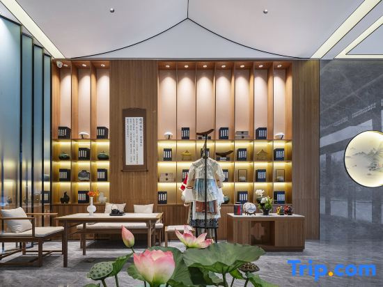 Moshang Qingya Hotel(Suixian North Lake Neighborhood Center Store)