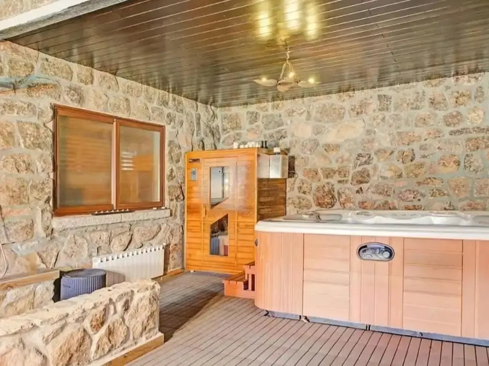 Farmhouse Apartment With Pool