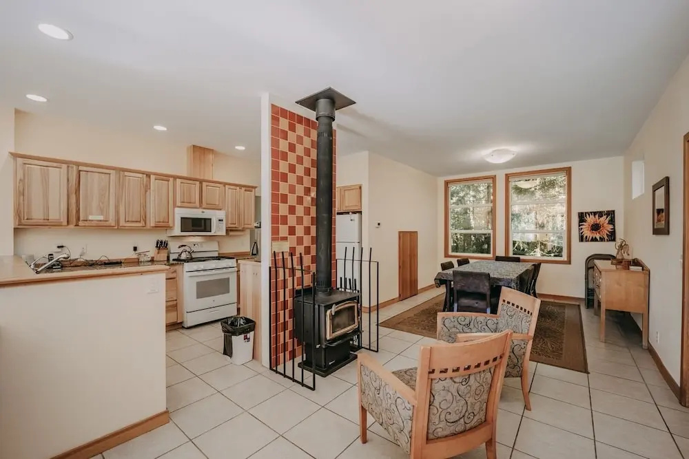 70mbr- Hot Tub - Bbq - Wi-fi - Pets Ok - Sleeps 8 3 Bedroom Home by RedAwning