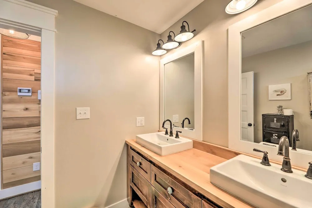 Bright Emerald Isle Home - Walk to the Beach!