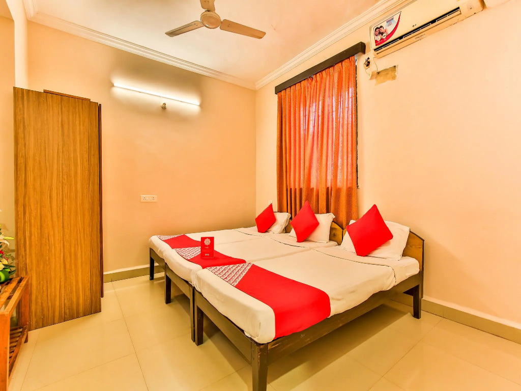 FabHotel 4 Pillar