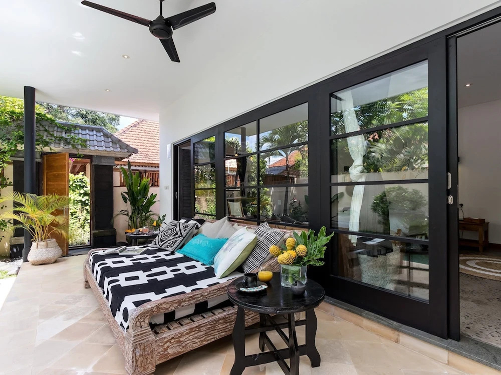 Villa Lora by Villa Finder