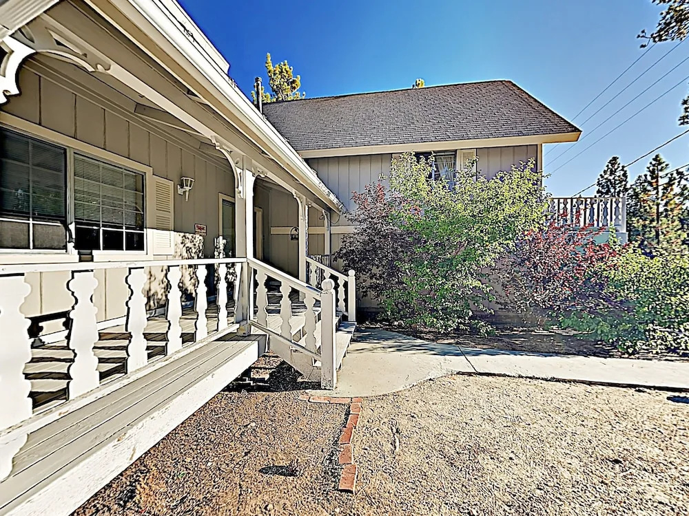 Eagles Nest: Large House Near Lake & Ski Resorts 3 Bedroom Home