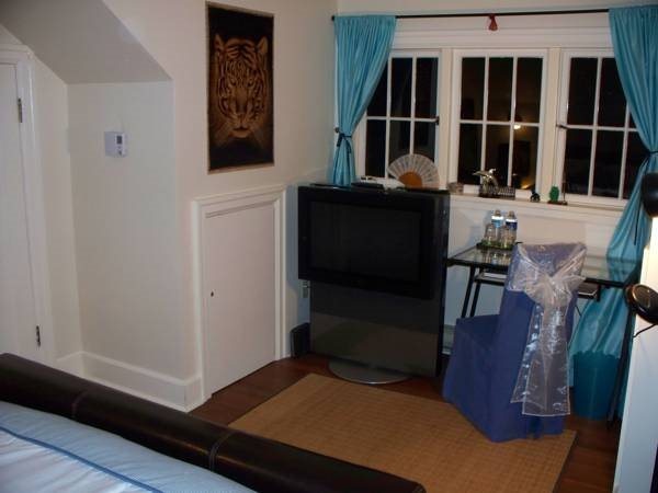 Charm of Qualicum Bed and Breakfast