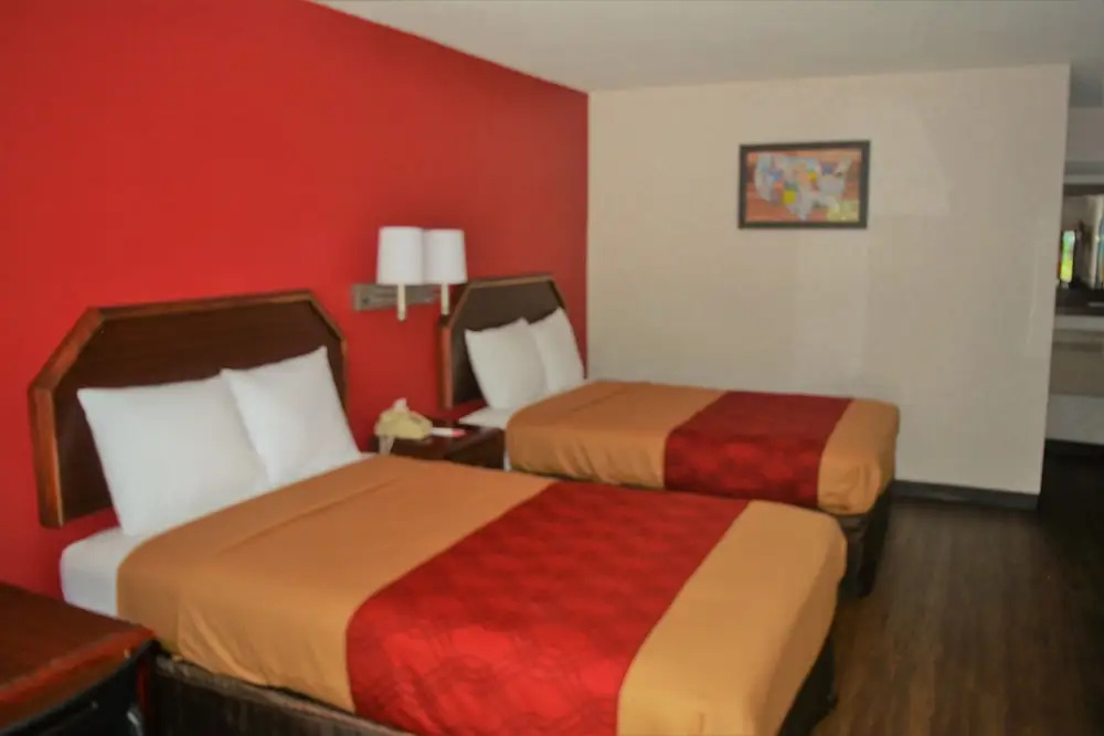 Econo Lodge Pottery