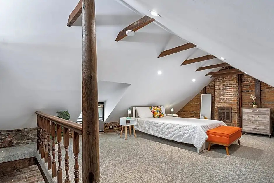 Private Loft Carriage House Walk Score 95