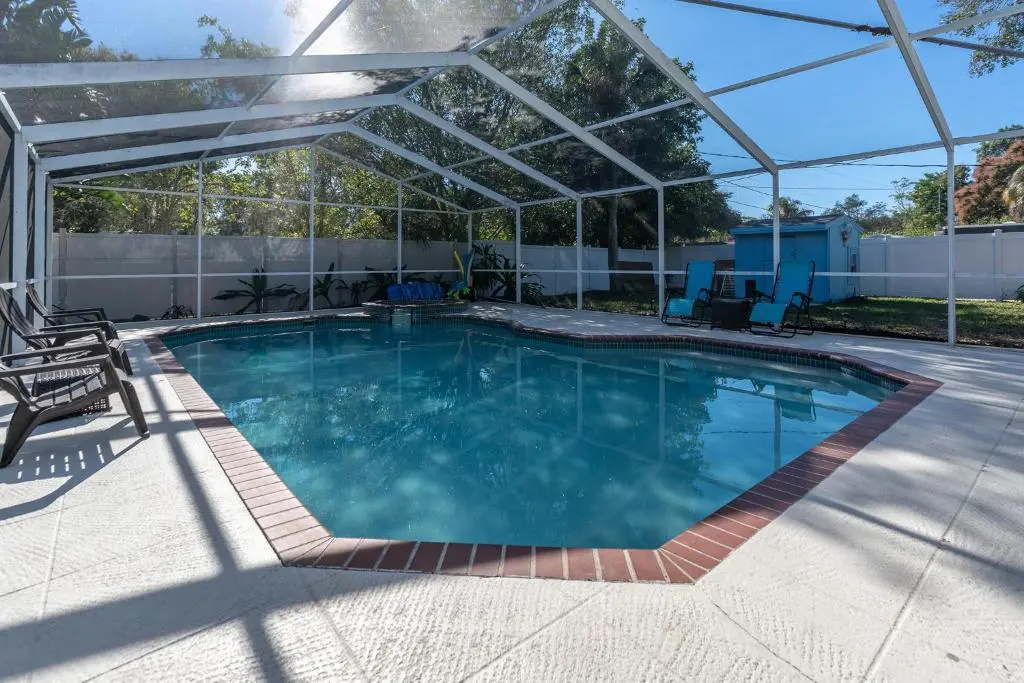 Beautiful home- Private getaway-Heated Pool/Hottub