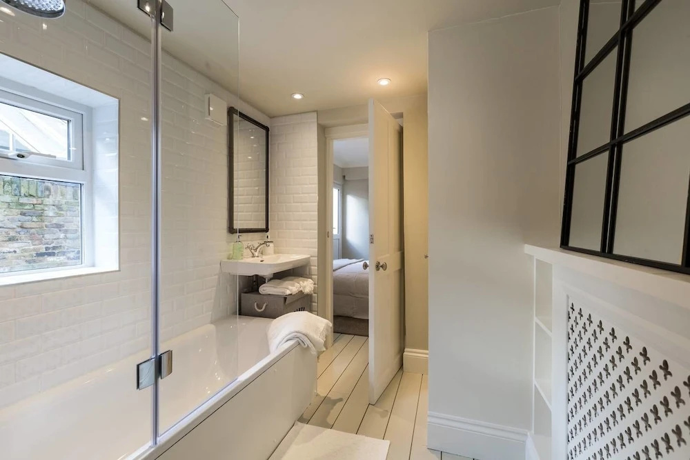 Bright 1BR Modern Home W/terrace in West London