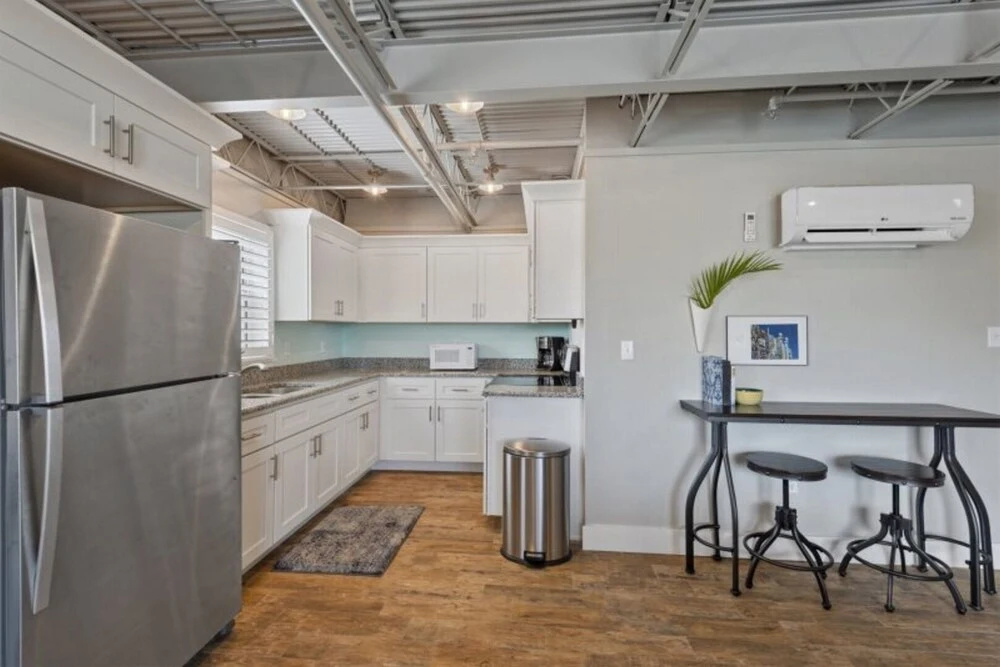 Ocean Jewel 1- Beautifully Renovated Loft Close to Beach and Shops