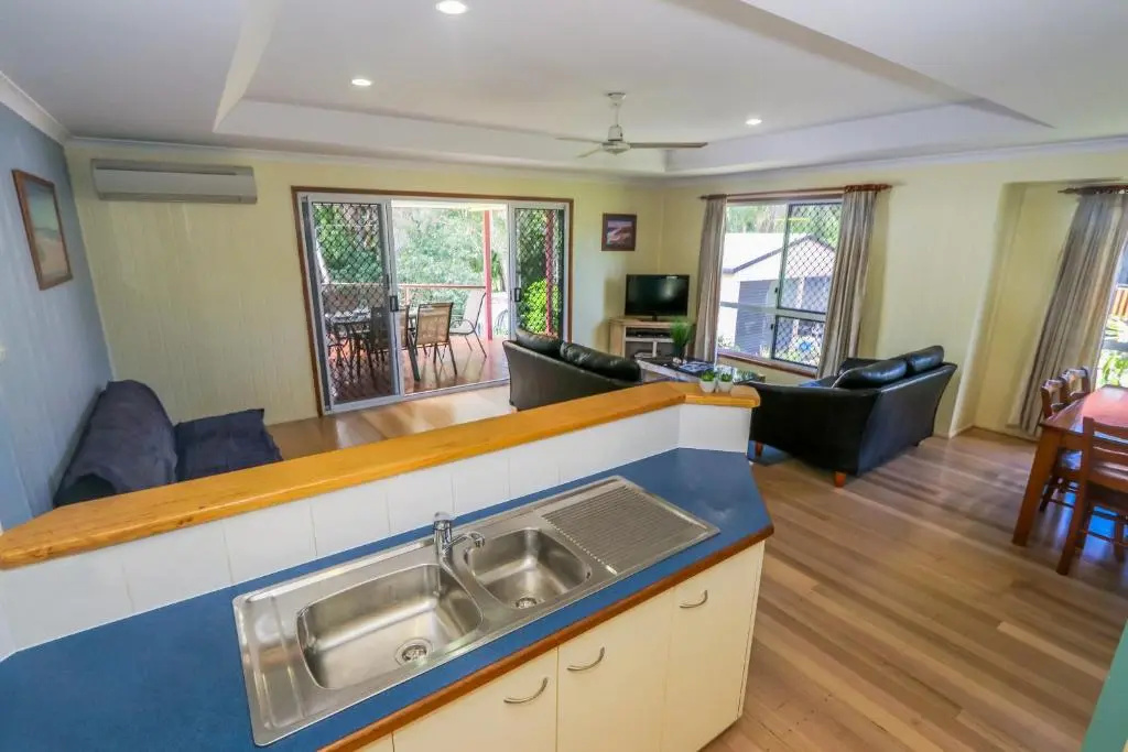 McLeods – Pet-Friendly 3BDR Beach House, BBQ Deck, Central Location Agnes Water/ 1770, Walk to Main Beach & Town