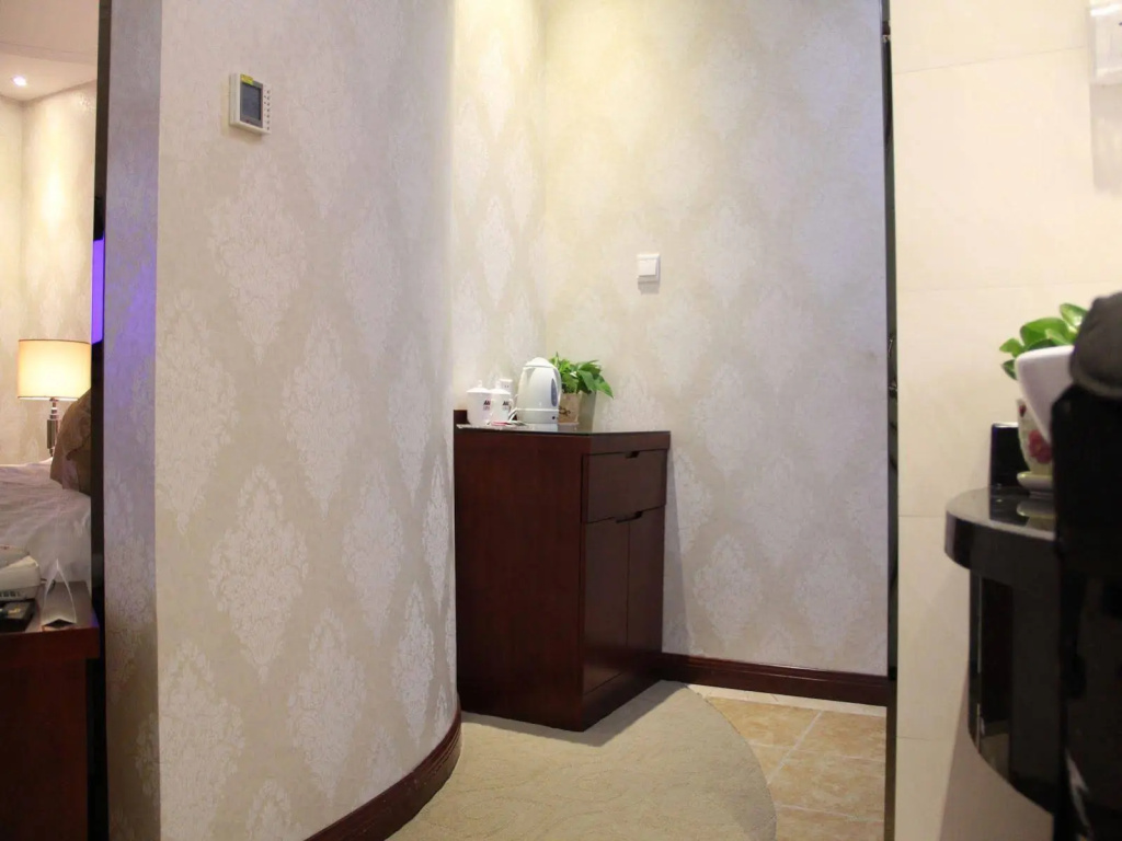Hangzhou Three Love Hotel