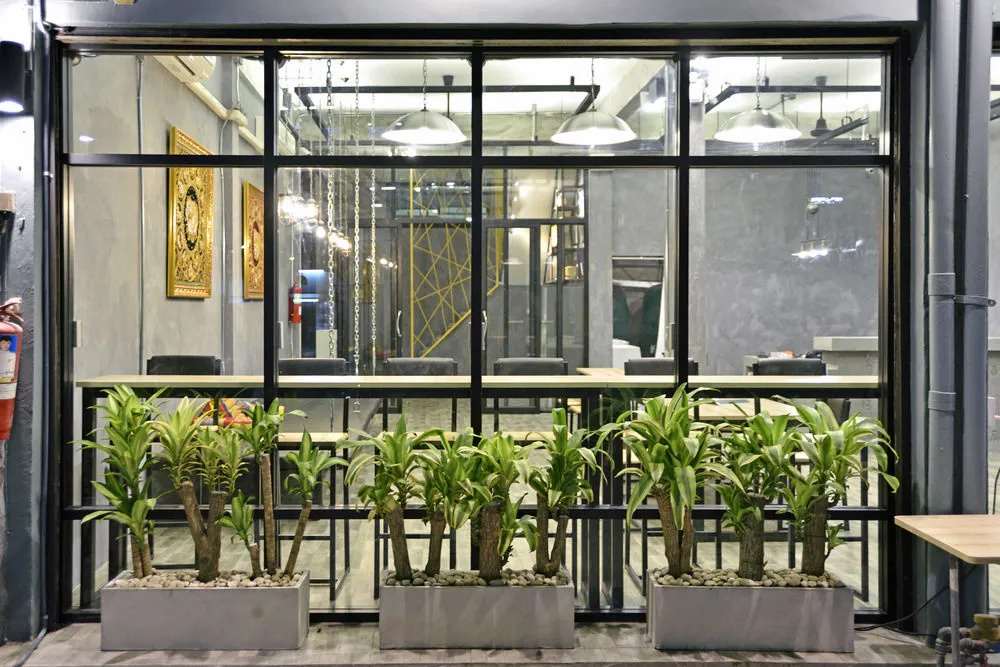 M Gray Hostel & Cafe