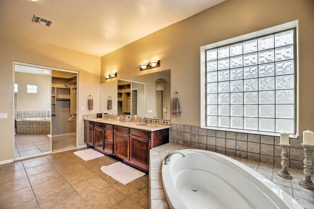 11 Mi to Phoenix Raceway: Luxury Sonoran Oasis!