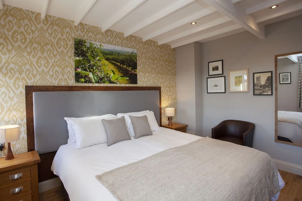 Woodborough Inn