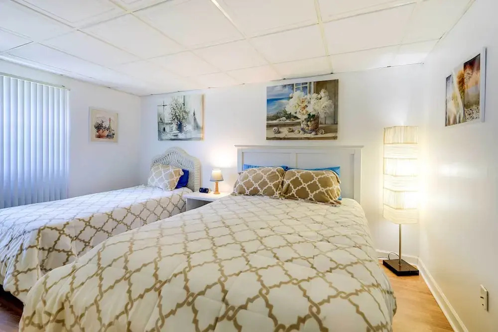 1 Ocean Fun:' Emerald Isle Apt, Steps to Beaches!