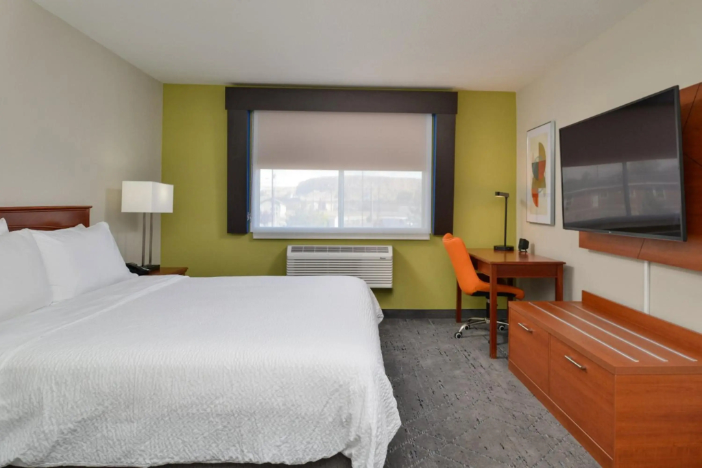 Holiday Inn Express & Suites Farmington Bloomfield by IHG