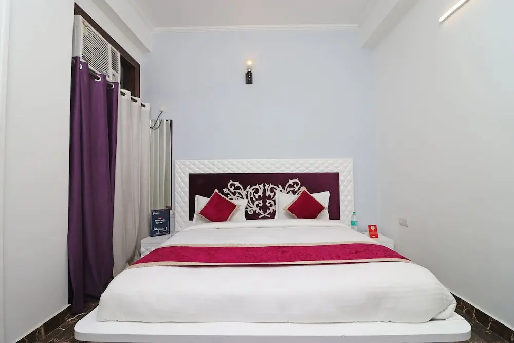 OYO 10810 Sangvi Palace