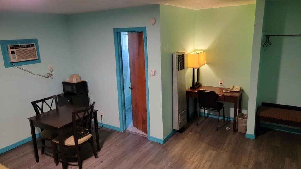 TRADE WINDS MOTEL