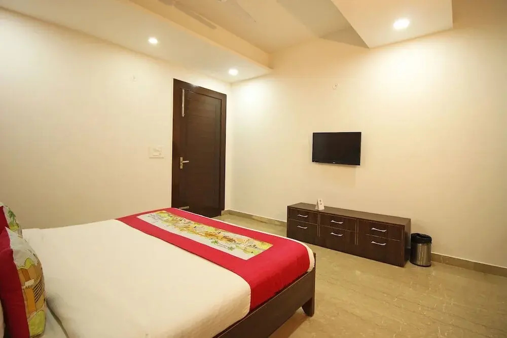 The Signature Hotel By OYO Rooms