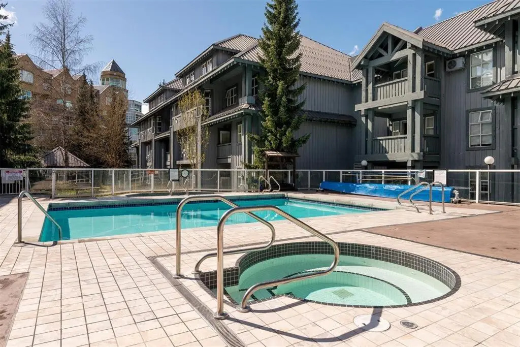 Renovated Ski in ski out 2 bedroom 1 bedroom plus enclosed loft