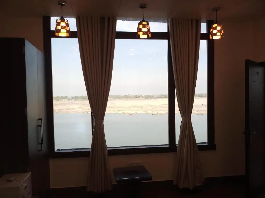 A Palace on River ( Rashmi Guest House )