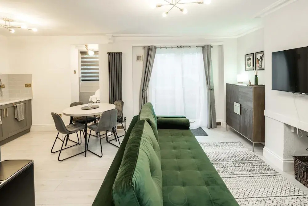Spacious 1Br Flat In Wanstead: Garden & Comfort