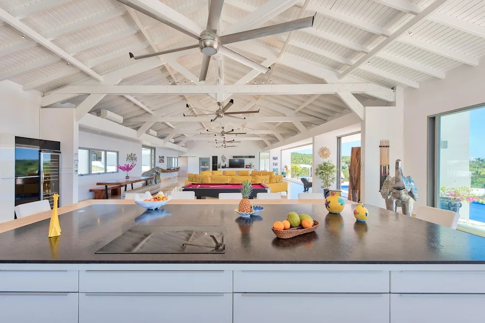 Swanky Caribbean Estate, Ocean Views, Heated Pool, AC, Free Wifi, Ping Pong, Pool Table
