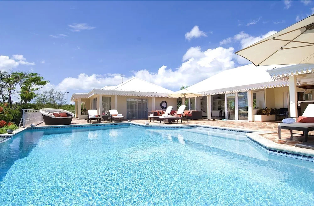 Charming Tropical Villa, Walk to the Beach! AC, Pool, Free Wifi, Concierge, Ideal for Families