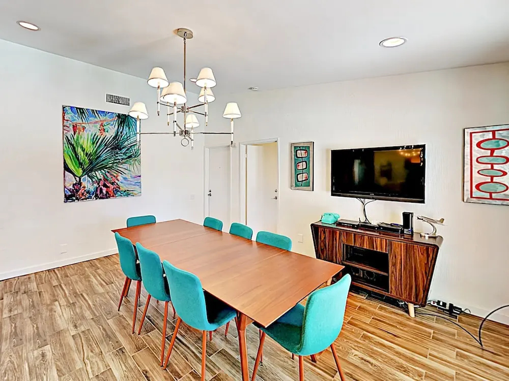 Contemporary - 5 Br Home