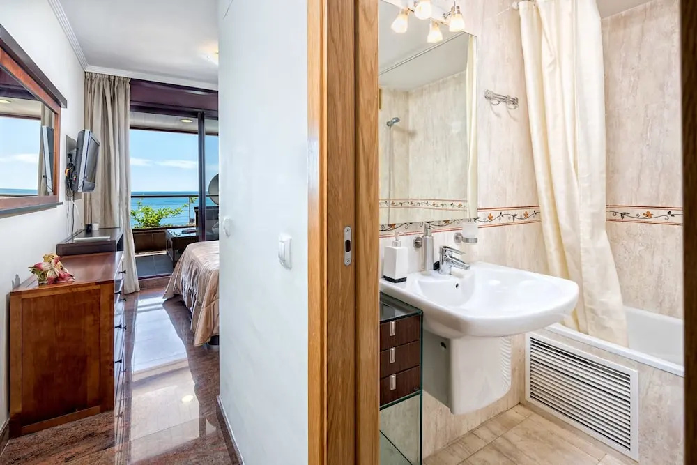 Magnificent 1st Line Beach Condo, Panoramic Sea Views