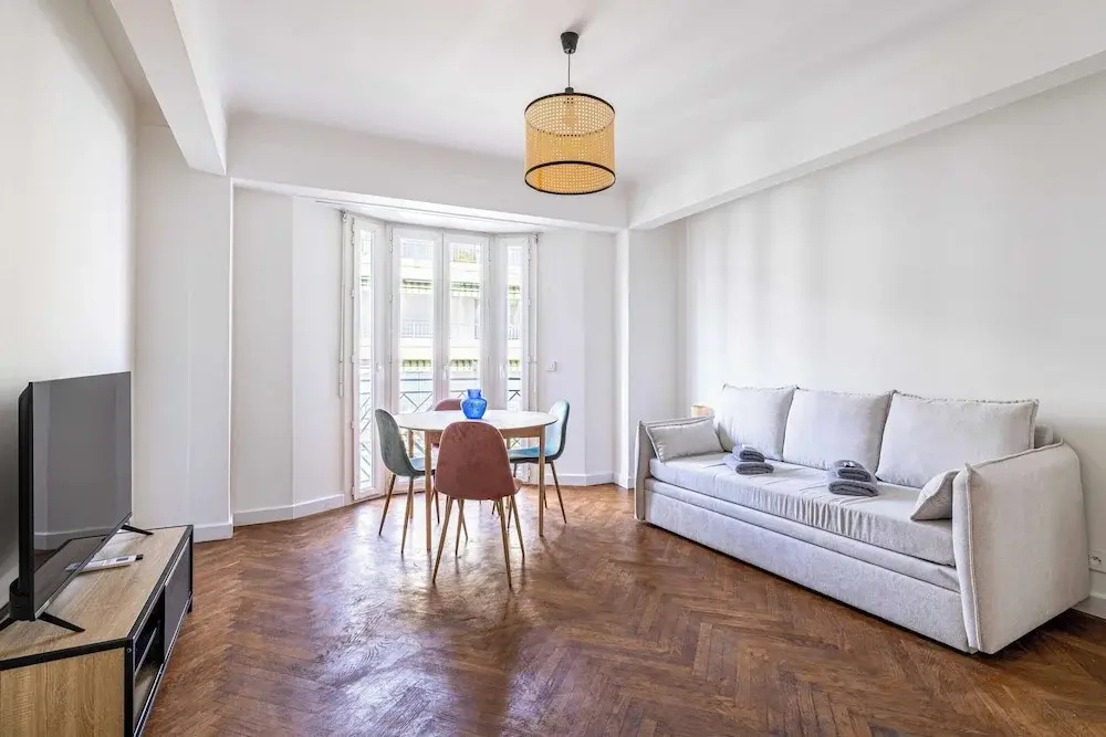 Elegance and Refinement With A/C - Cannes