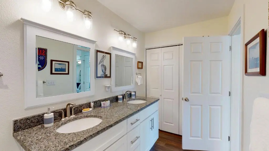 AH-F120 Newly Remodeled Bottom Floor Condo, Shared PoolHot Tub, Near Marina & Ferry