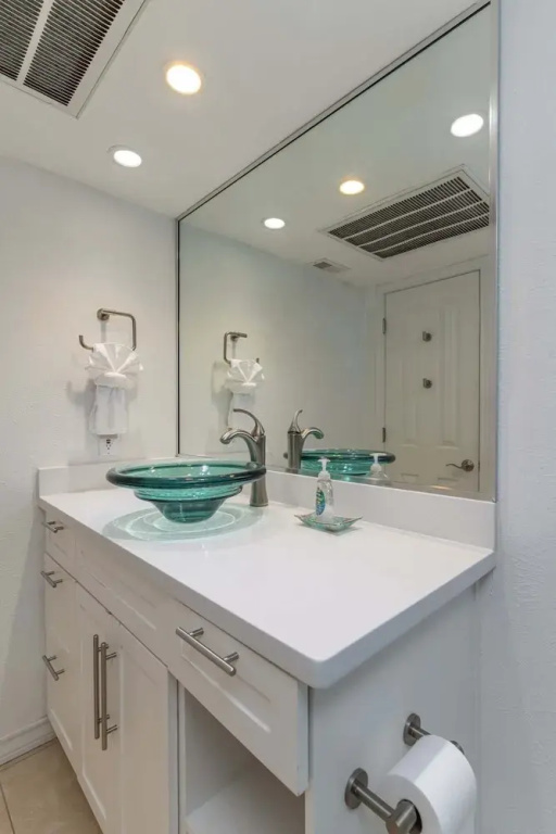 Tiki 240 - Beachfront Ocean View Condo Sleeps 5 1 Bedroom Condo