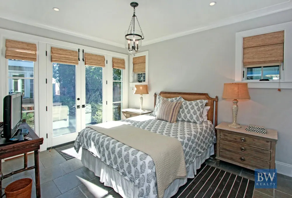 1028 W Ocean Front Lyn 5 Bedroom Home